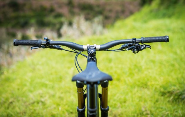 Choose the stem and handlebar to build bike