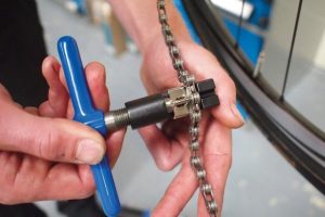 change a bicycle chain - Rid of the Old Chain